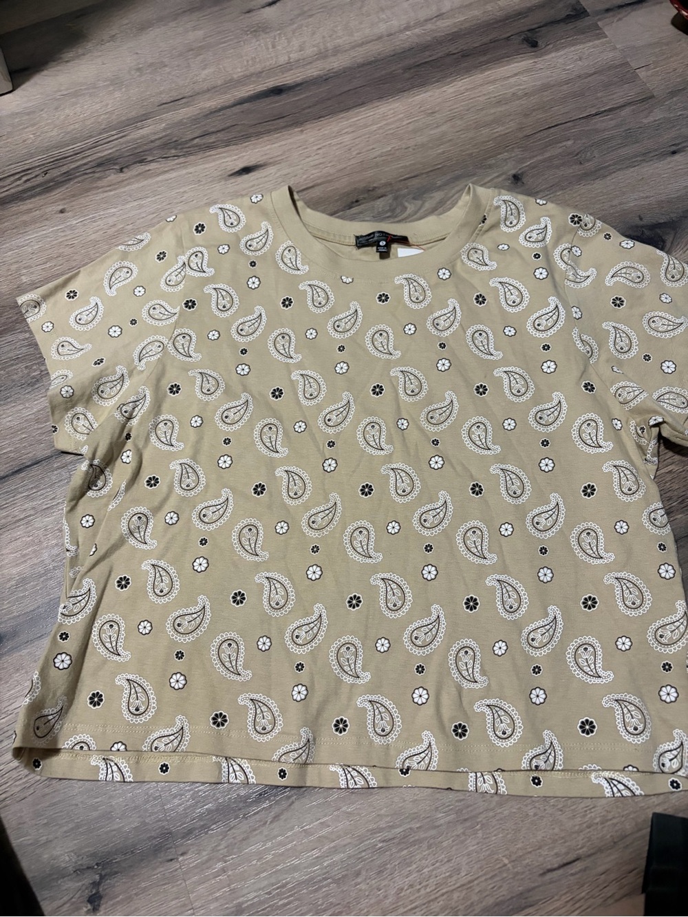 Paisley bandana Print Short Sleeve Tee in Beige - Small (could fit a med)
